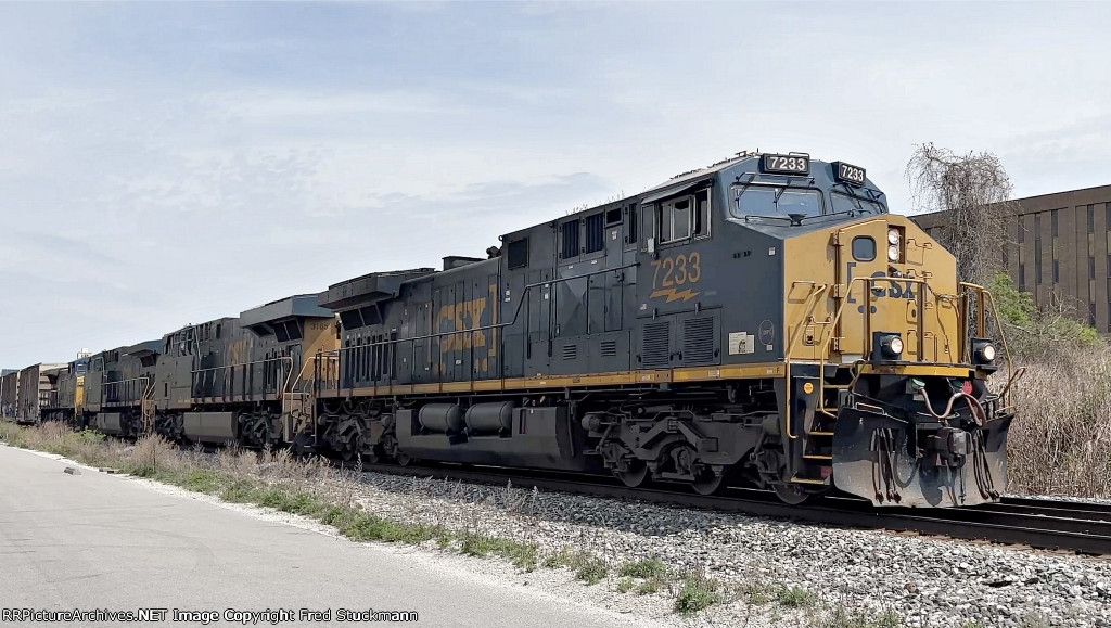 CSX 7233 leads M369.